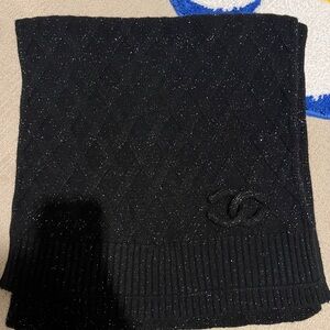 Chic Black Quilted Scarf with Logo Accent